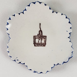 Tiny Plate with a cat in a litter pan