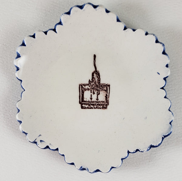 Tiny Plate with a cat in a litter pan